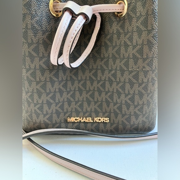 ❌Michael Kors small Mercer Bucket Bag - Picture 2 of 4